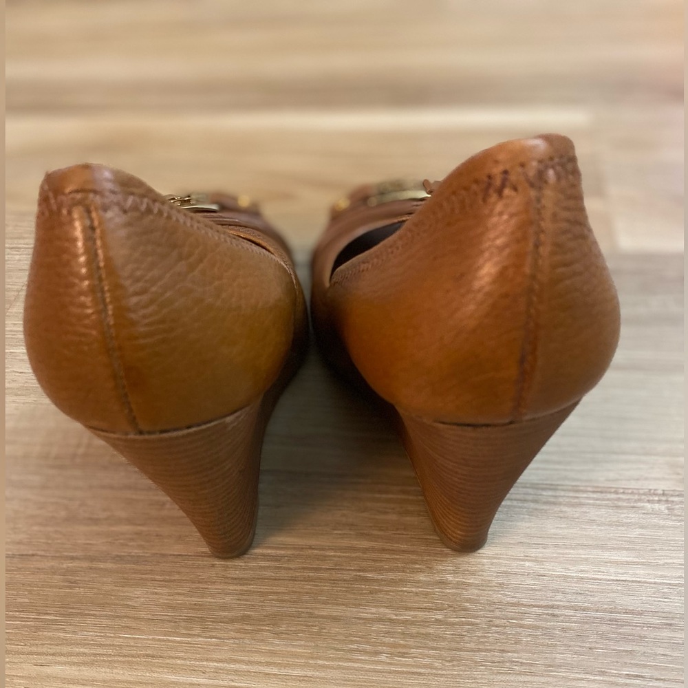 ❤️❤️Tory Burch Leather Brown Peep Toe High Wedges W/Gold Monogram - Picture 5 of 13